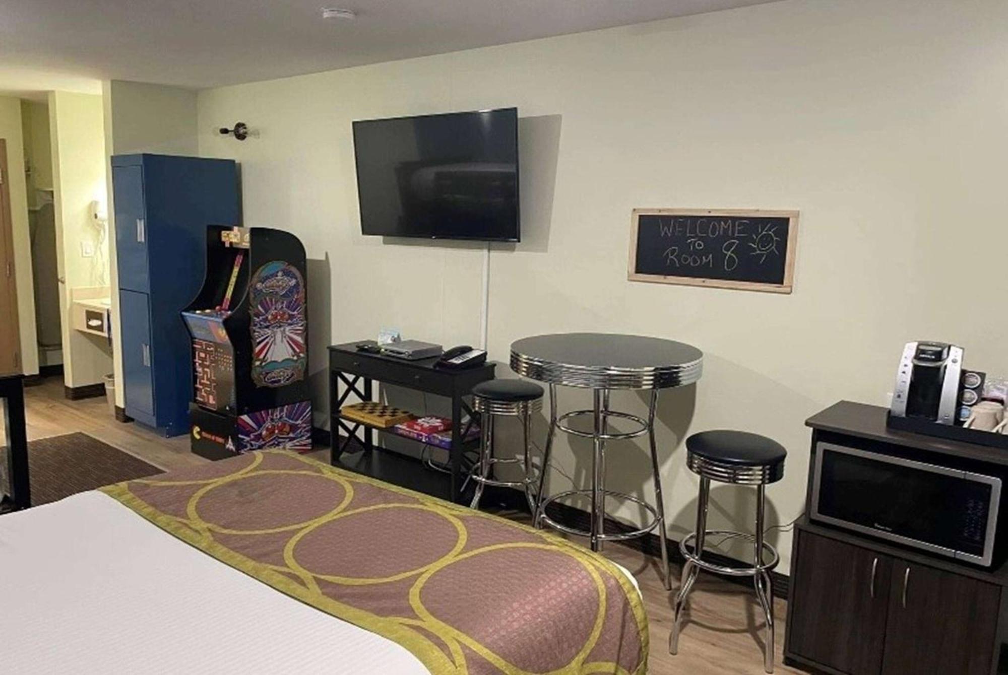 Super 8 By Wyndham Saskatoon Near Saskatoon Airport Exterior foto