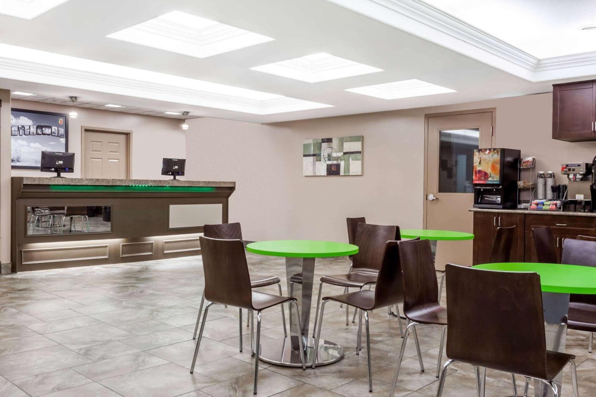 Super 8 By Wyndham Saskatoon Near Saskatoon Airport Exterior foto
